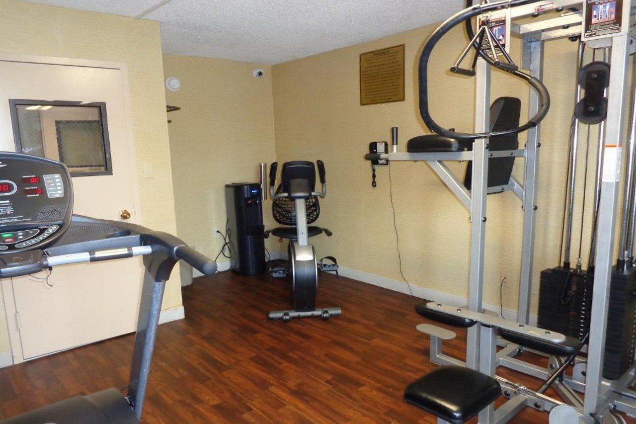 Howard Johnson By Wyndham Suffern Esterno foto