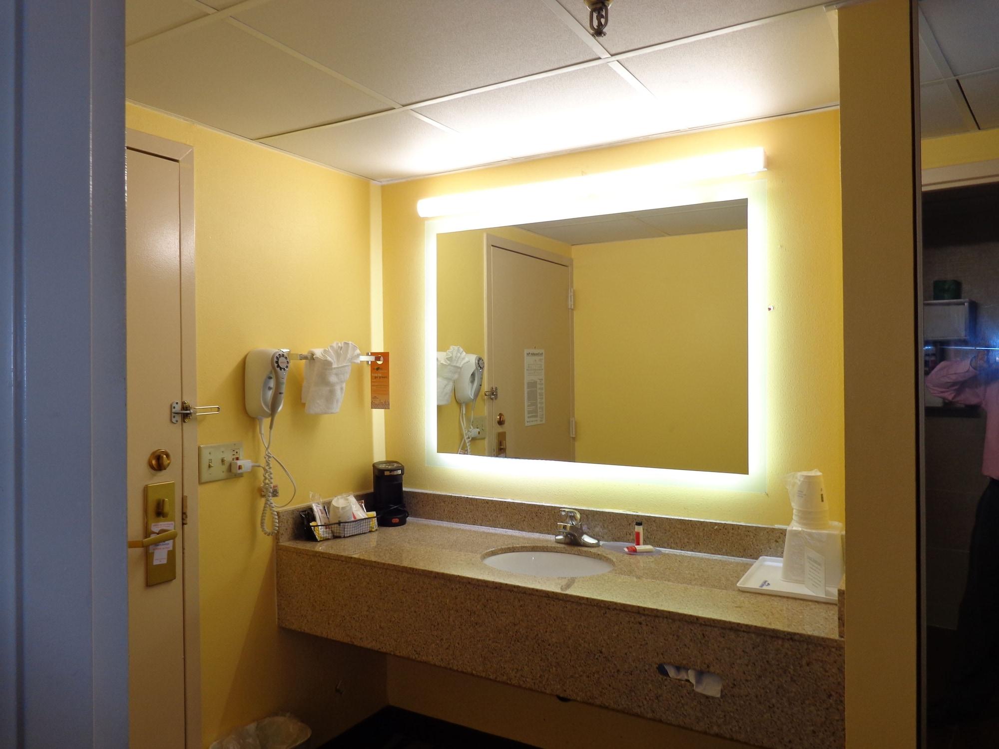 Howard Johnson By Wyndham Suffern Esterno foto