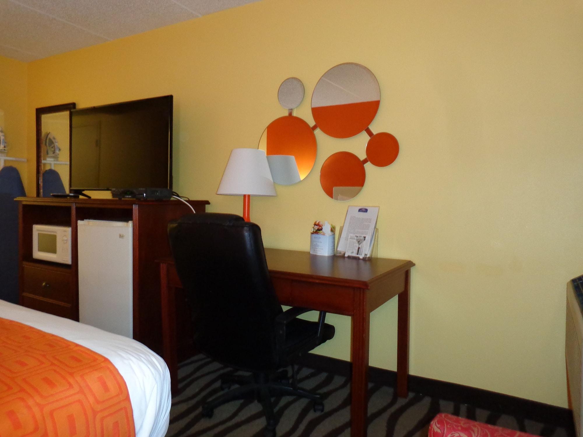 Howard Johnson By Wyndham Suffern Esterno foto