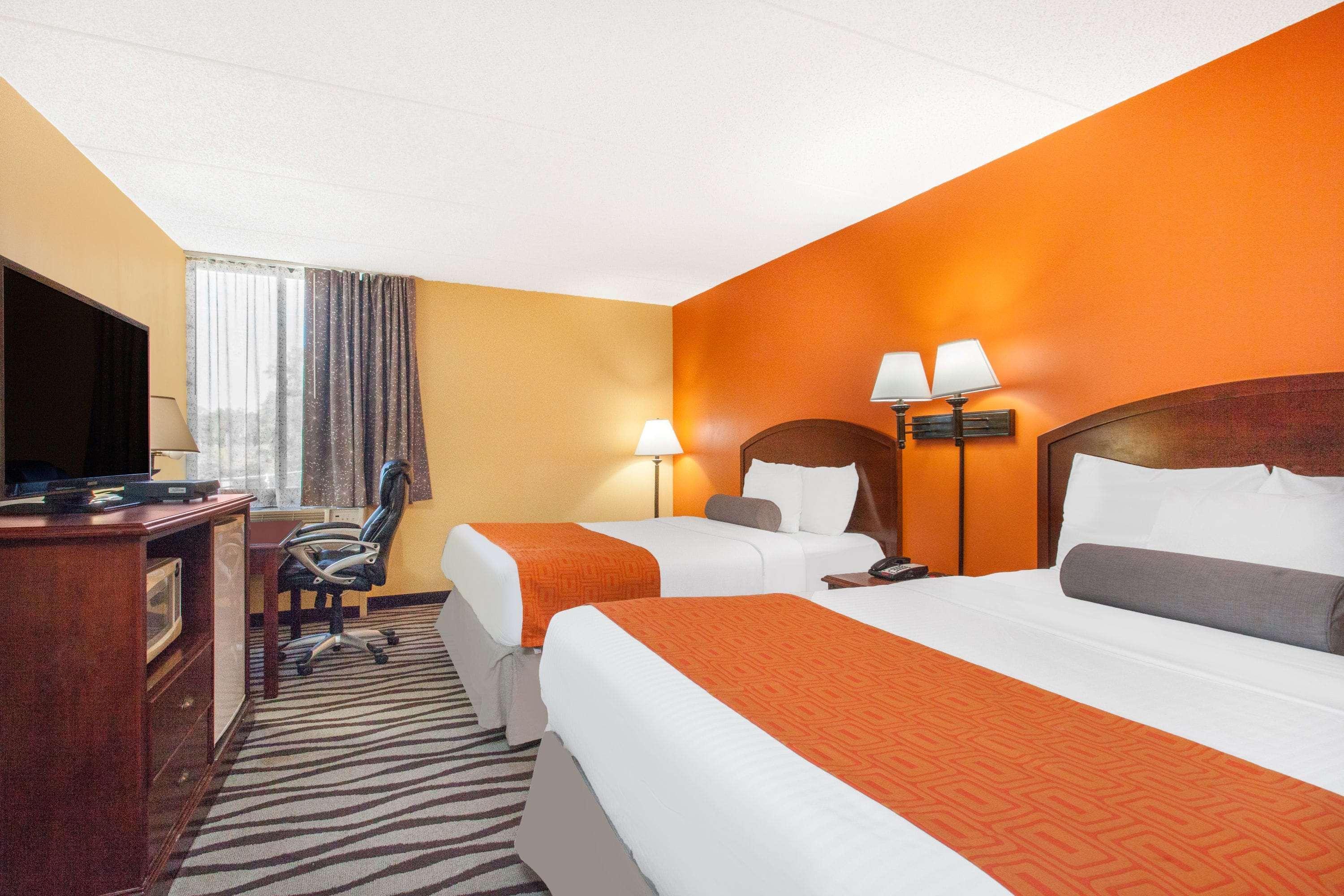 Howard Johnson By Wyndham Suffern Esterno foto