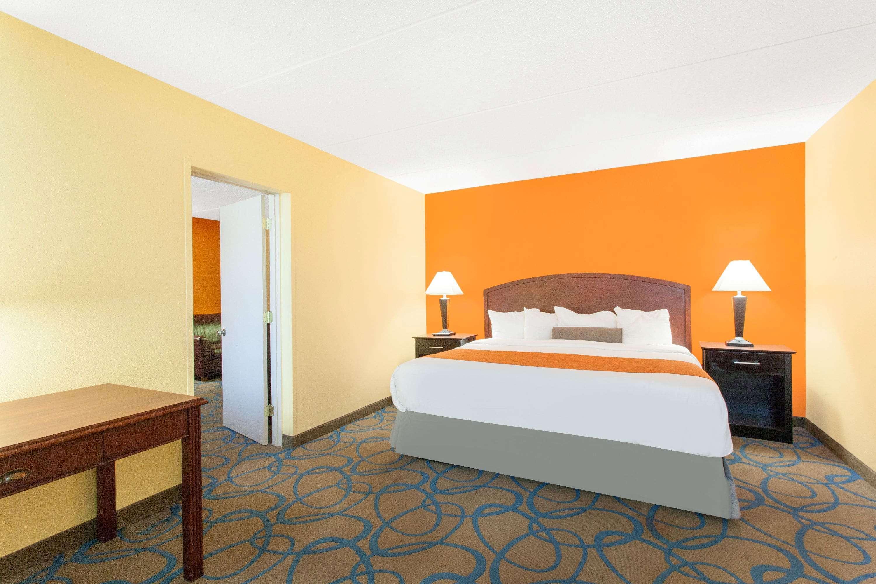 Howard Johnson By Wyndham Suffern Esterno foto