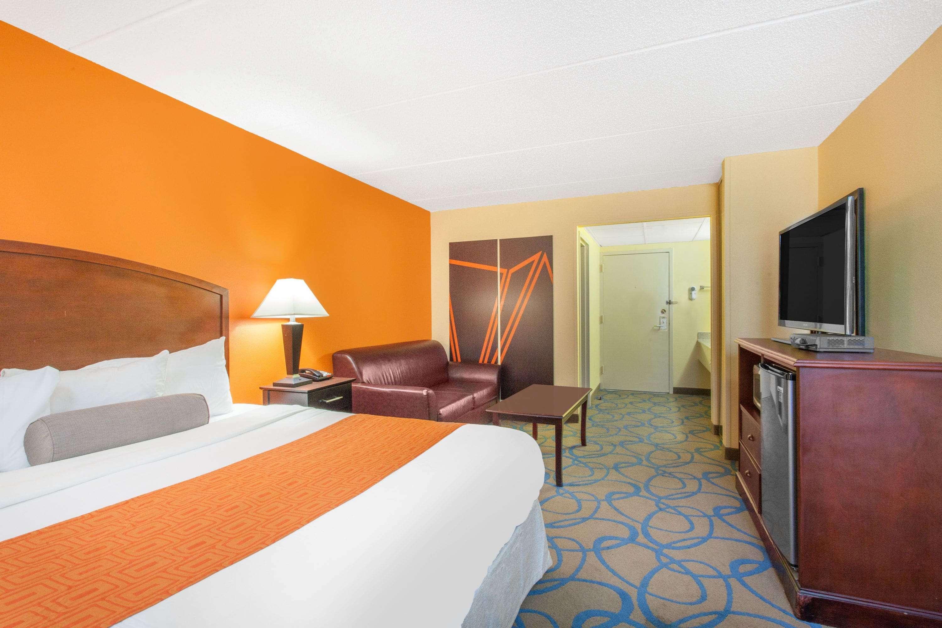Howard Johnson By Wyndham Suffern Esterno foto