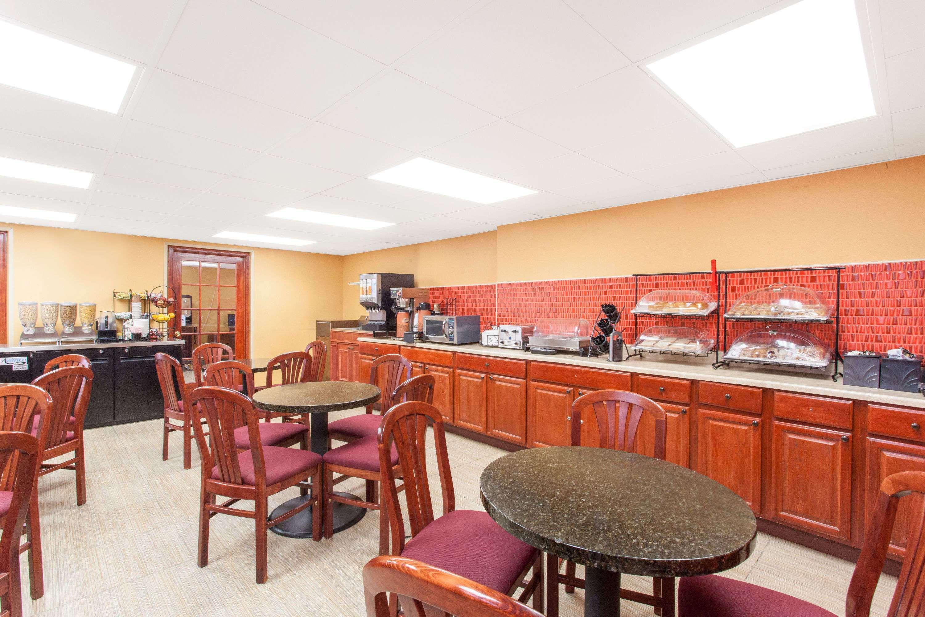 Howard Johnson By Wyndham Suffern Esterno foto