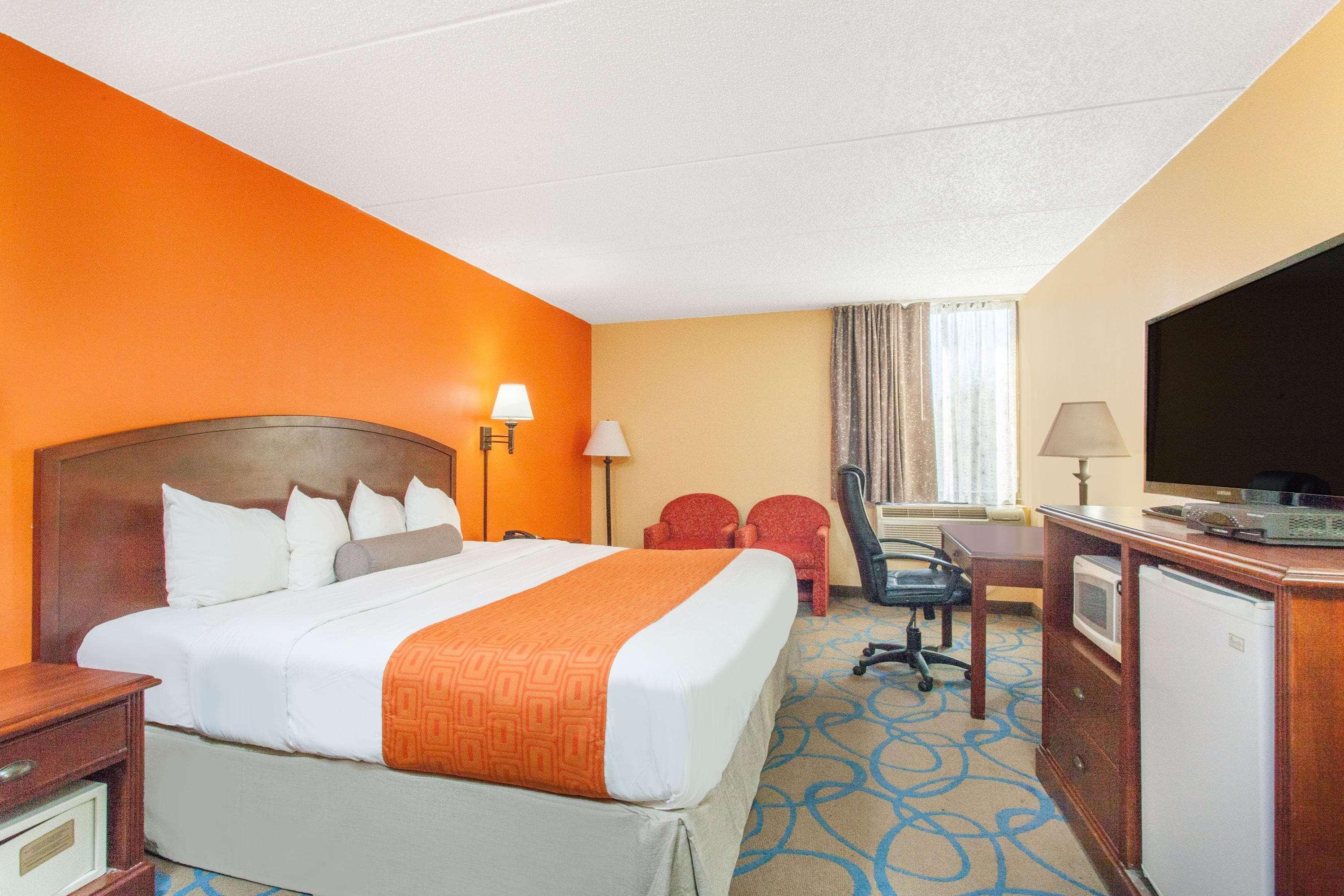 Howard Johnson By Wyndham Suffern Esterno foto