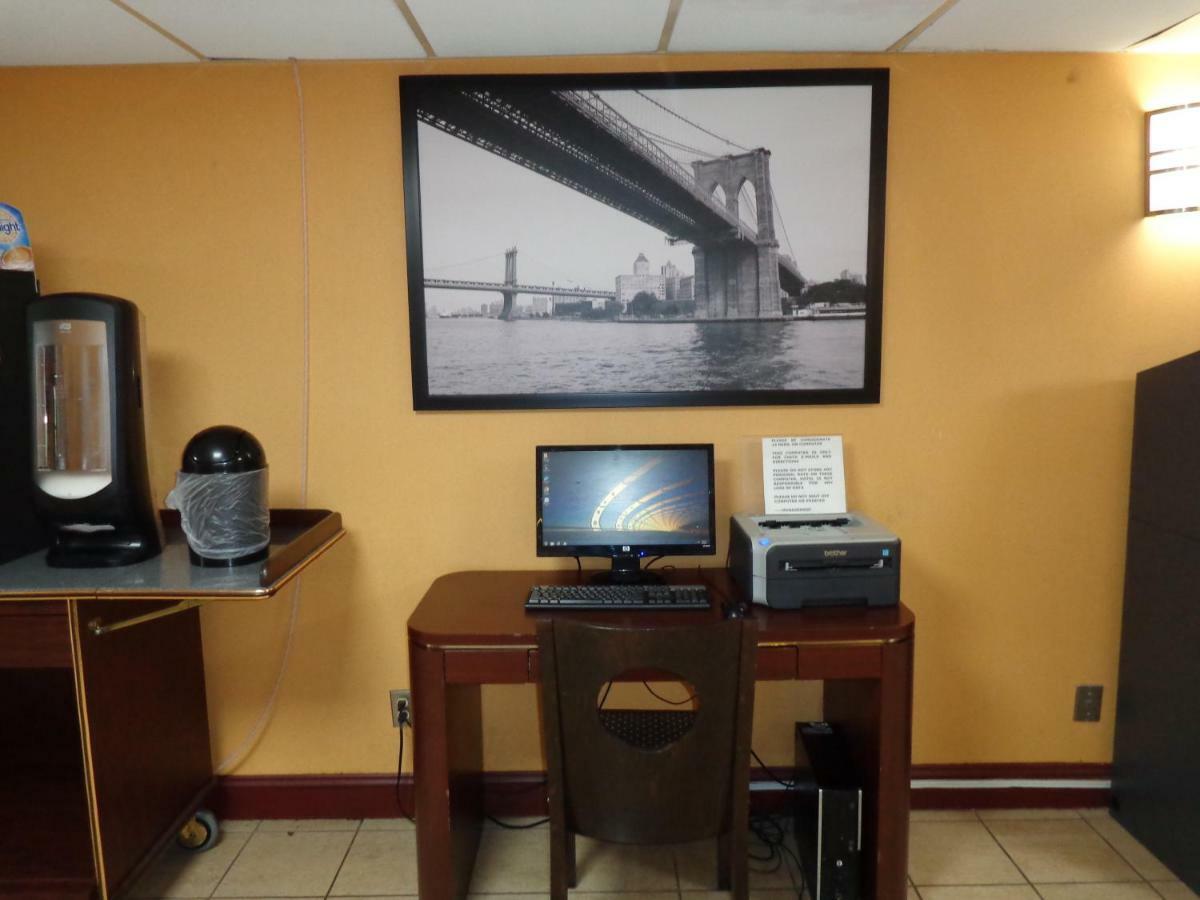 Howard Johnson By Wyndham Suffern Esterno foto